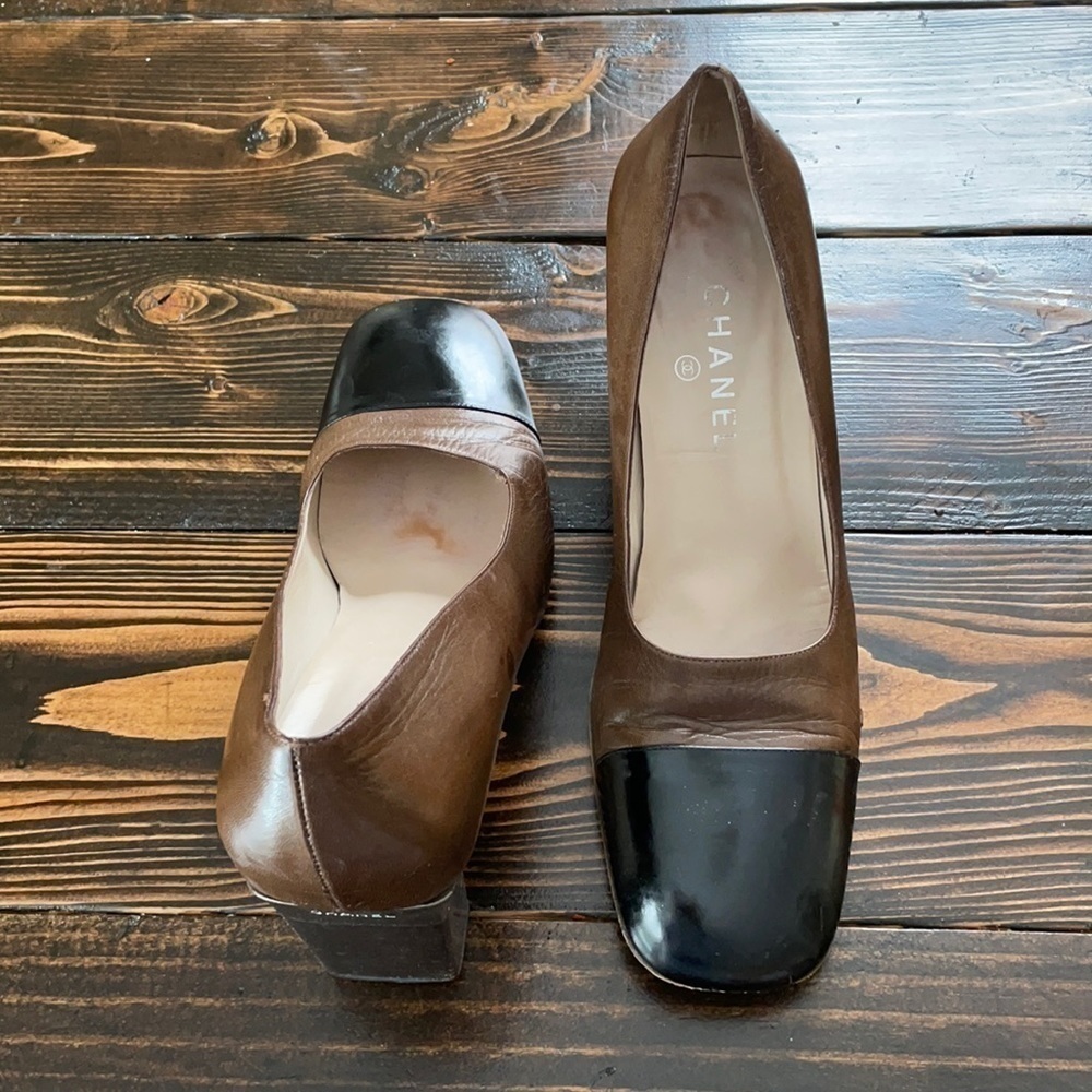 💎HP💎 Chanel Cap Toe Block Heel Two Tone Shoes Sz 40 Metal CHANEL Logo Plate